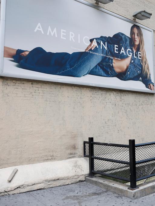 Ein Werbeplakat mit Sydney Sweeney für American Eagle Outfitters in Manhattan in New York City