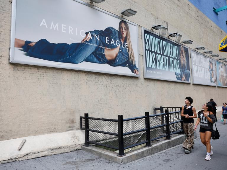 Ein Werbeplakat mit Sydney Sweeney für American Eagle Outfitters in Manhattan in New York City