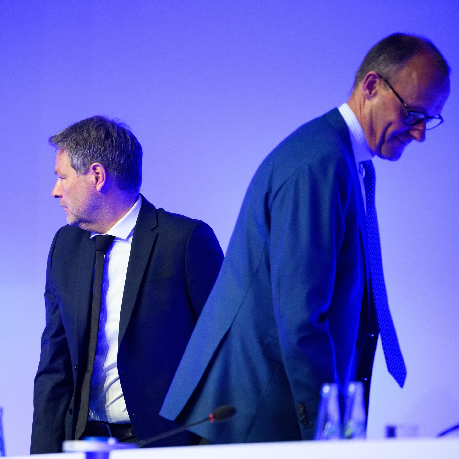 Robert Habeck (Bündnis 90/Die Grünen), Bundesminister für Wirtschaft und Klimaschutz, und Friedrich Merz, Vorsitzender der CDU, gehen beim jährlichen Wirtschaftstag des CDU-Wirtschaftsrates aneinander vorbei