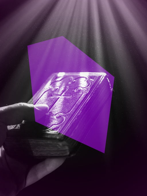 Das violett eingefärbte Bild einer Bibel, die von einer Person gehalten wird, wird von einem violetten Mosaikstück überlagert.