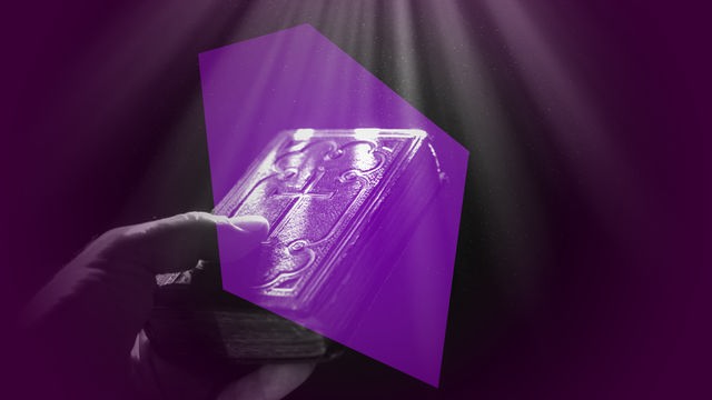 Das violett eingefärbte Bild einer Bibel, die von einer Person gehalten wird, wird von einem violetten Mosaikstück überlagert.