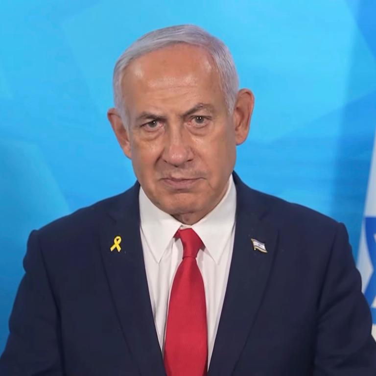 In diesem Bild aus einem vom Presseamt der israelischen Regierung veröffentlichten Video gibt der israelische Ministerpräsident Benjamin Netanjahu eine Erklärung ab. Er steht neben einer israelischen Fahne. 