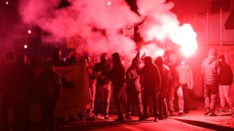 Teilnehmer einer Demonstration ziehen mit roten Pyro-Fackeln durch den Leipziger Stadtteil Connewitz, 2020. 