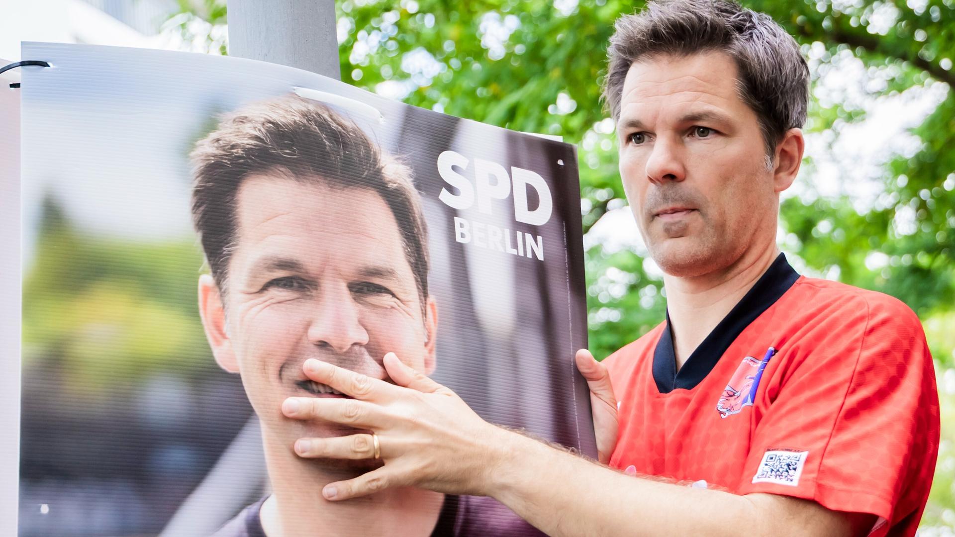 Steffen Krach, SPD-Spitzenkandidat für die Berliner Abgeordnetenhauswahl und SPD-Landesvorsitzender, hängt Wahlplakate auf.
