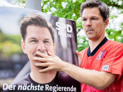Steffen Krach, SPD-Spitzenkandidat für die Berliner Abgeordnetenhauswahl und SPD-Landesvorsitzender, hängt Wahlplakate auf. Steffen Krach, SPD-Spitzenkandidat für die Berliner Abgeordnetenhauswahl und SPD-Landesvorsitzender, hängt Wahlplakate auf.