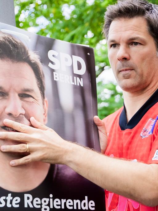 Steffen Krach, SPD-Spitzenkandidat für die Berliner Abgeordnetenhauswahl und SPD-Landesvorsitzender, hängt Wahlplakate auf. Steffen Krach, SPD-Spitzenkandidat für die Berliner Abgeordnetenhauswahl und SPD-Landesvorsitzender, hängt Wahlplakate auf.