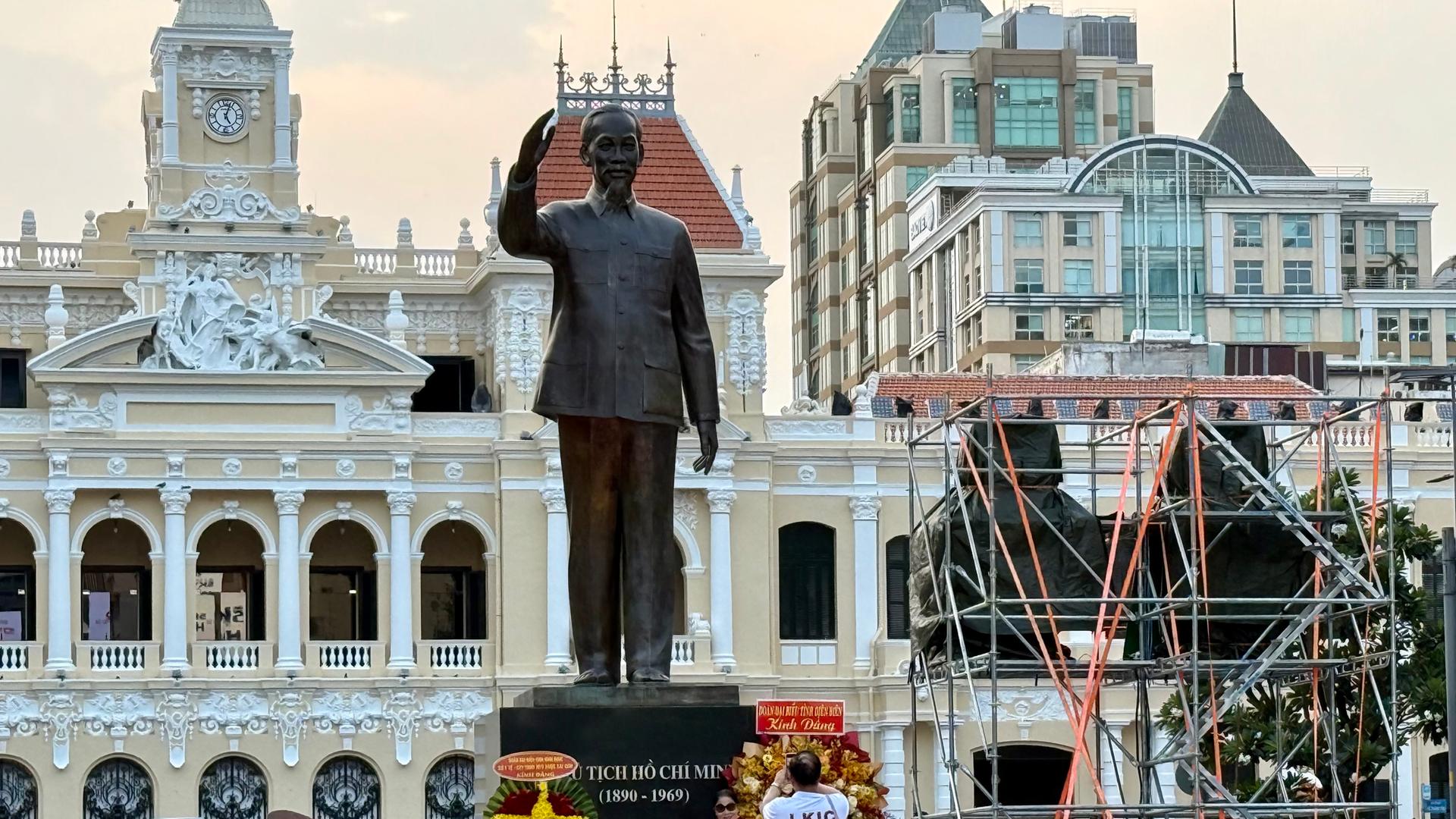 Nahe einer Statue des früheren Staatschefs Ho Chi Minh in Ho-Chi-Minh-Stadt wird eine Bühne aufgebaut. Nahe einer Statue des früheren Staatschefs Ho Chi Minh in Ho-Chi-Minh-Stadt wird eine Bühne aufgebaut.