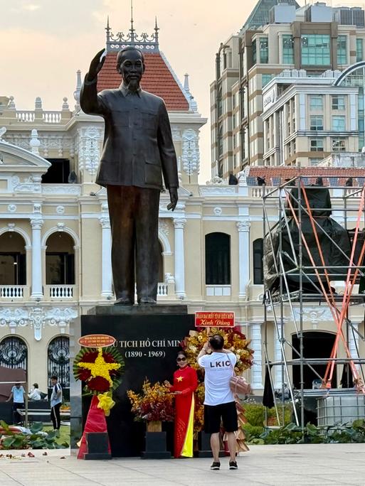 Nahe einer Statue des früheren Staatschefs Ho Chi Minh in Ho-Chi-Minh-Stadt wird eine Bühne aufgebaut. 