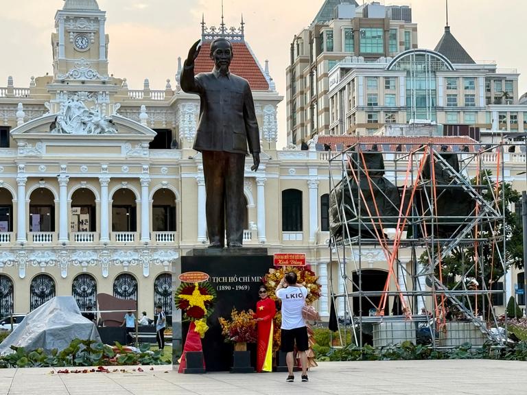 Nahe einer Statue des früheren Staatschefs Ho Chi Minh in Ho-Chi-Minh-Stadt wird eine Bühne aufgebaut. 