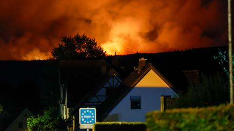 Blick von dem Ortsteil Monschau-Kalterherberg auf die belgische Seite, wo das Hohe Venn in Flammen steht.