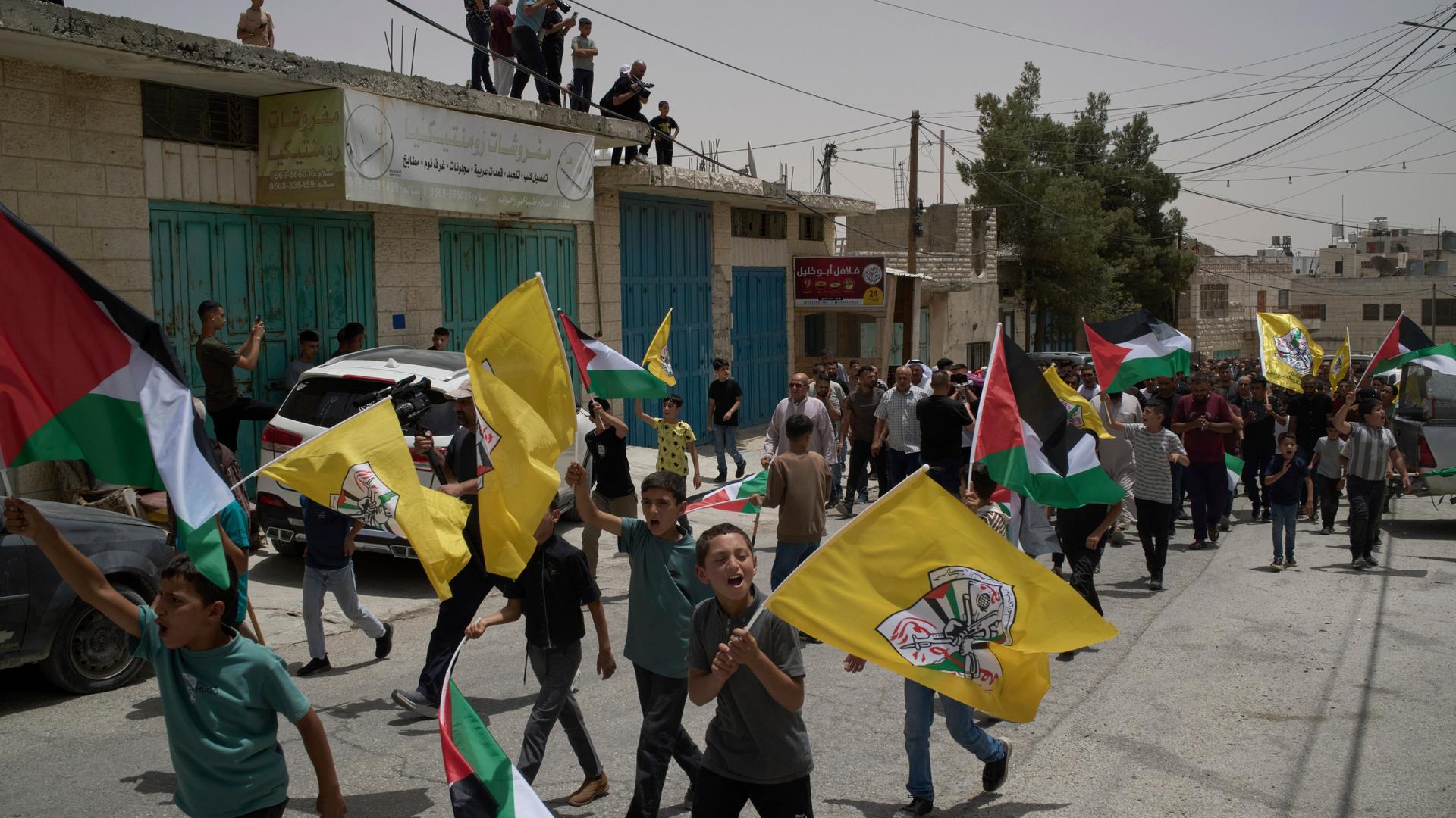 Palästinensische Gebiete, Yatta: Trauernde nehmen an der Beerdigung des palästinensischen Teenagers teil, der bei einem israelischen Überfall getötet wurde. Palästinensische Gebiete, Yatta: Trauernde nehmen an der Beerdigung des palästinensischen Teenagers teil, der bei einem israelischen Überfall getötet wurde.