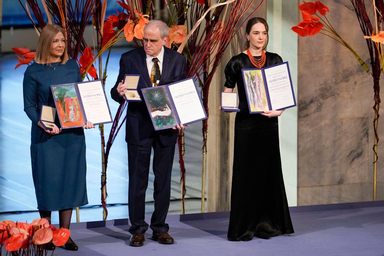 Verleihung des Friedensnobelpreises in Oslo an den Aktivisten Ales Byalyatski aus Weißrussland, vertreten durch seine Ehefrau, an Jan Ratchinskij für die russische Organisation Memorial und an Oleksandra Matvyytsyuk für die ukrainische Organisation Center for Civil Libertie. 