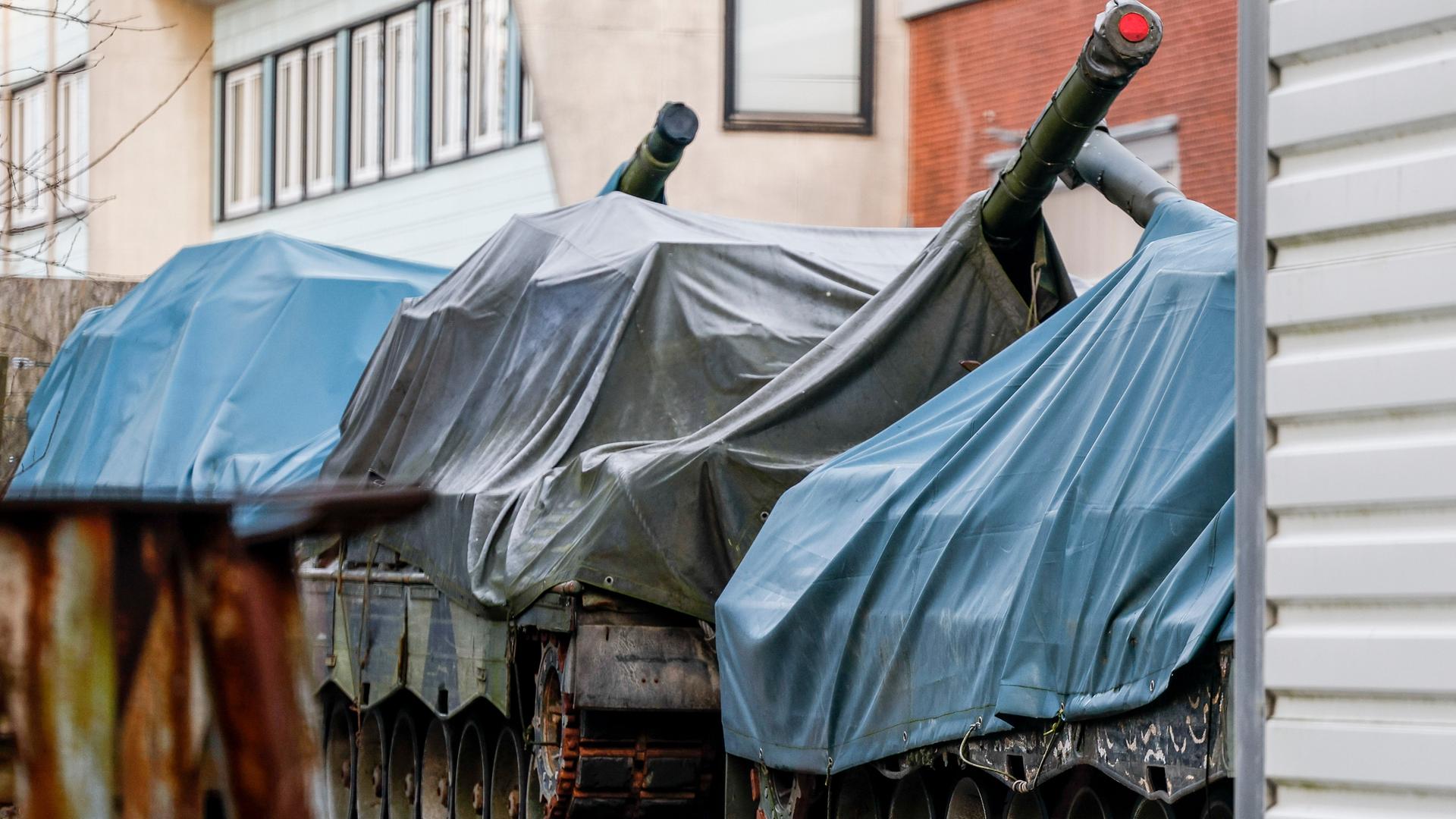 Mehrere Leopard-1-Kampfpanzer stehen auf dem Werksgelände der Flensburger Fahrzeugbau Gesellschaft (FFG).