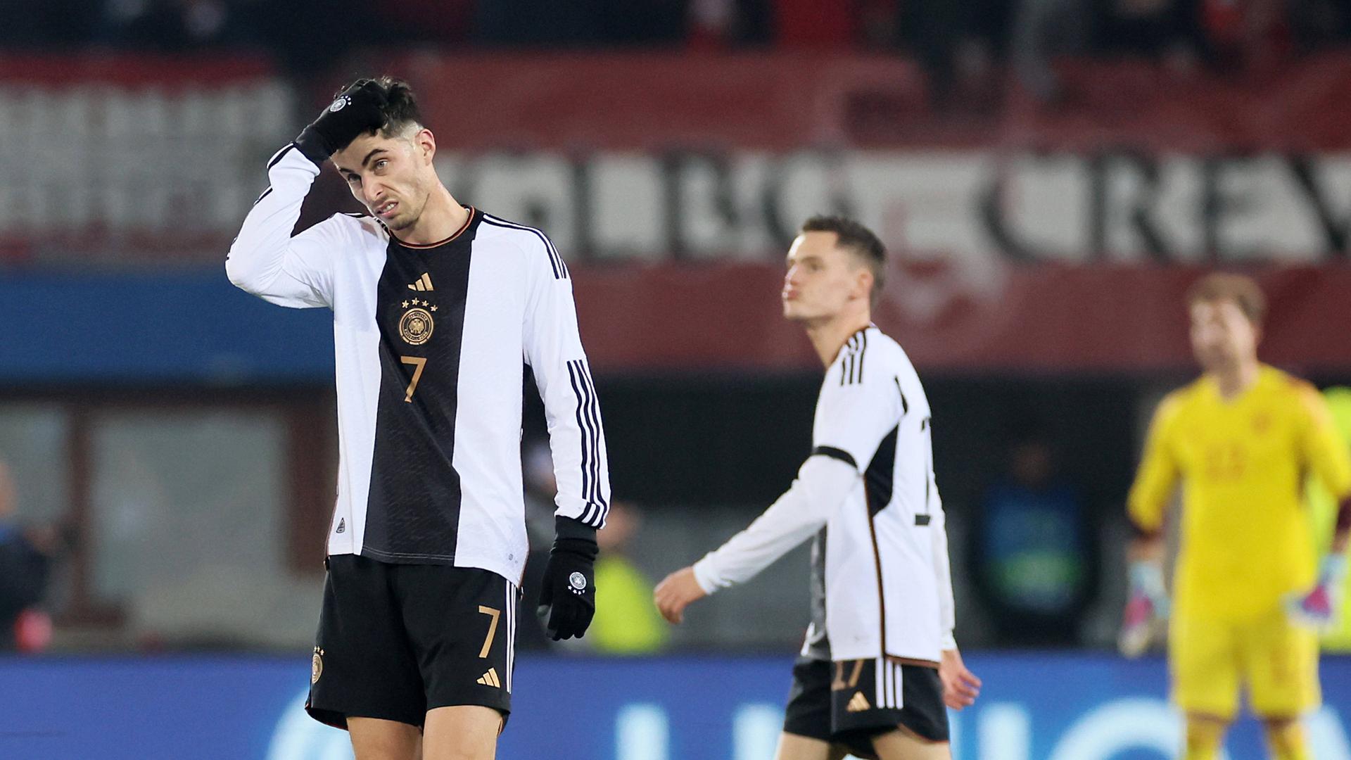 Fußball-Nationalspieler Kai Havertz fasst sich mit enttäuschtem Blick in die Haare. Fußball-Nationalspieler Kai Havertz fasst sich mit enttäuschtem Blick in die Haare.