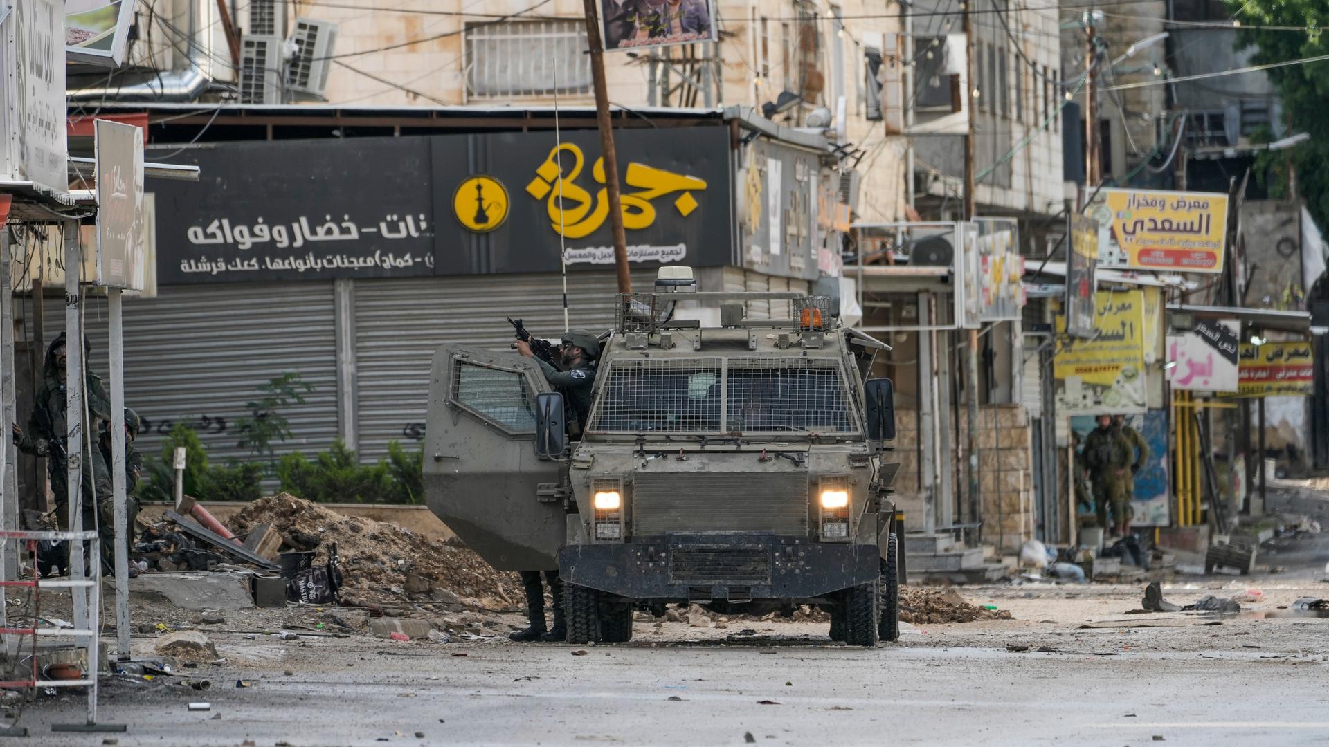 Israelische Soldaten mit einem Militärfahrzeug im Westjordanland.