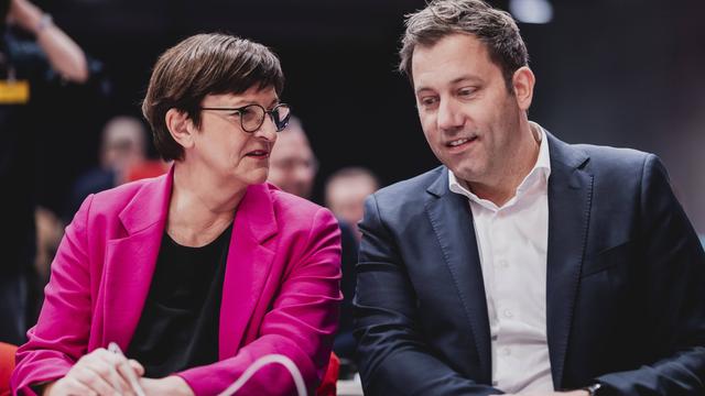 Saskia Esken, Bundesvorsitzender der SPD, und Lars Klingbeil, SPD-Parteivorsitzender, sitzen nebeneinander. 