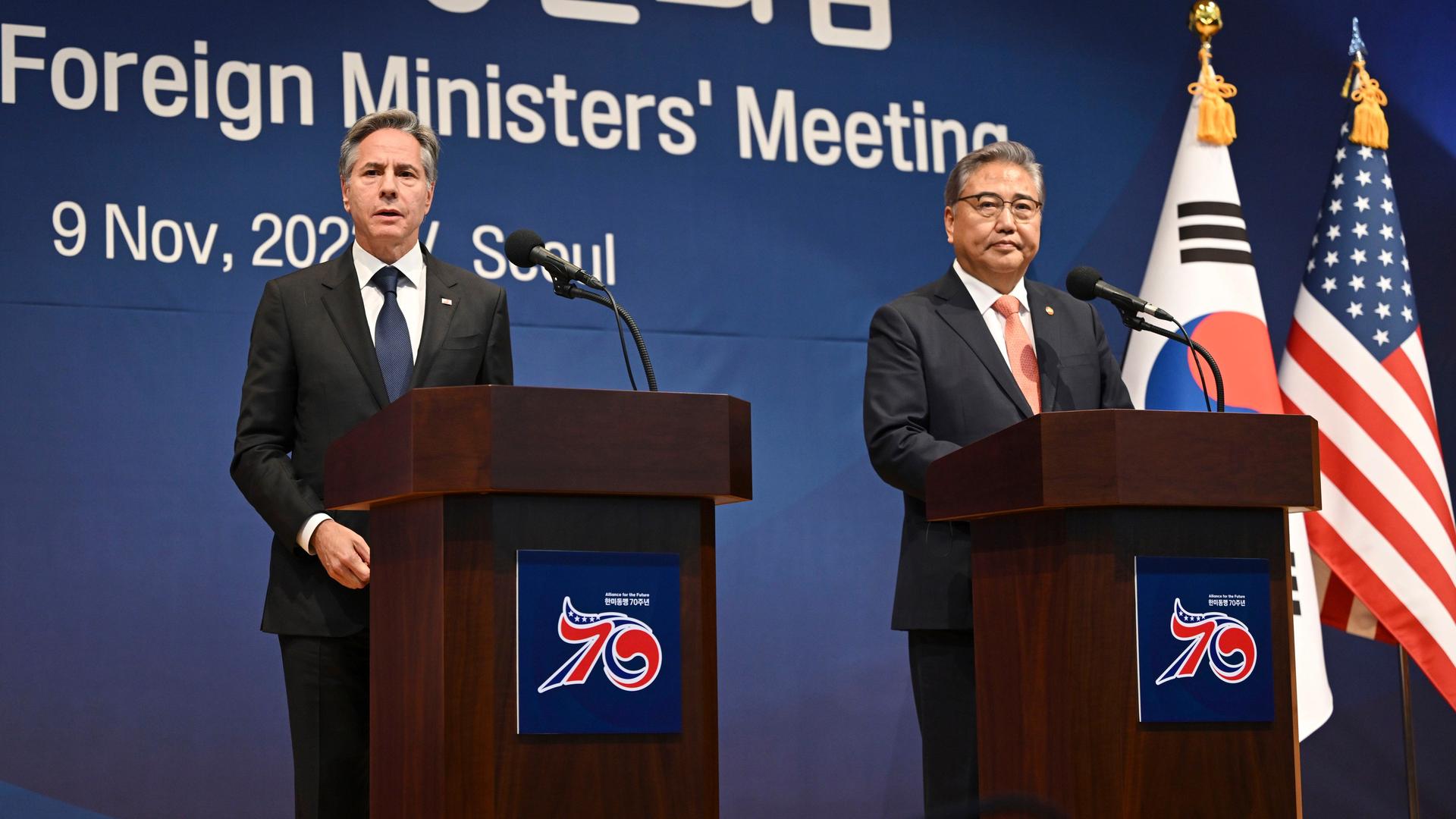 US-Außenminister Blinken steht mit seinem südkoreanischen Kollegen Park Jin hinter Rednerpulten. Rechts stehen die beiden Landesfahnen. Hinter ihnen die Aufschrift "Foreign Ministers' Meeting, 9. November 2023, Seoul.