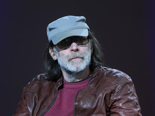 Jan Kuhlbrodt trägt ein Basecap, Brille und einen grauen Vollbart