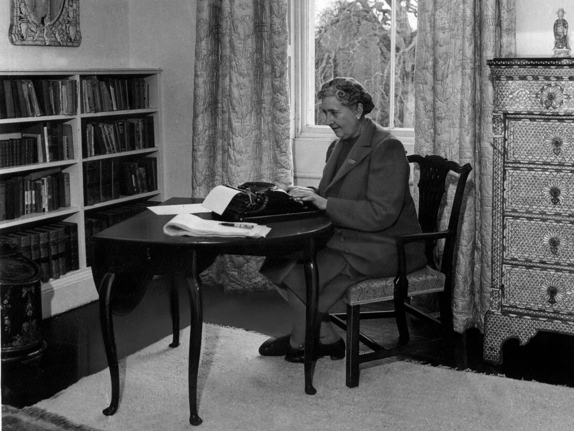 Die englische Schriftstellerin Agatha Christie an der Schreibmaschine in ihrem Haus in Devonshire im Jahr 1953 