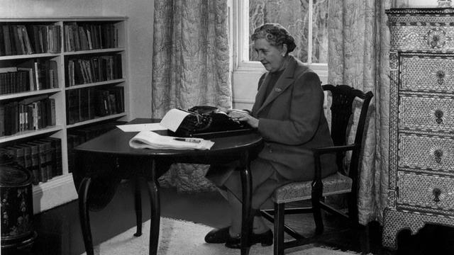 Die englische Schriftstellerin Agatha Christie an der Schreibmaschine in ihrem Haus in Devonshire im Jahr 1953 