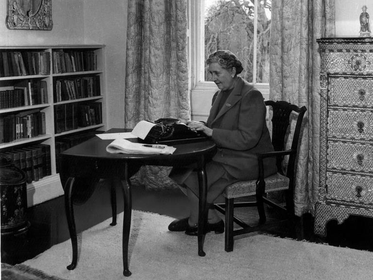 Die englische Schriftstellerin Agatha Christie an der Schreibmaschine in ihrem Haus in Devonshire im Jahr 1953 