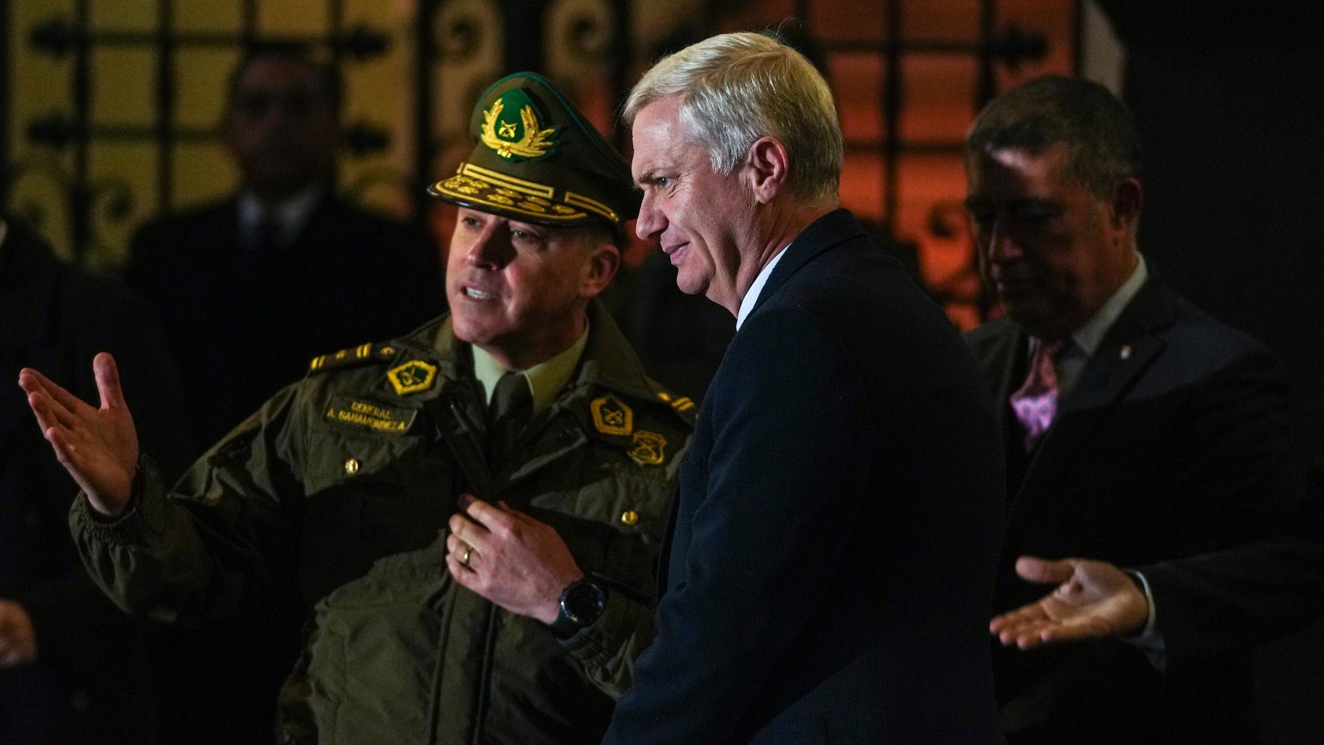 Der chilenische Präsident José Antonio Kast trifft sich mit Polizeibeamten, nachdem er eine neue Sicherheitsagenda und strengere Maßnahmen zur Durchsetzung der Einwanderungsgesetze angekündigt hat.