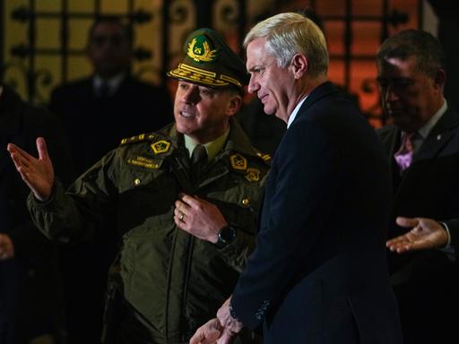 Der chilenische Präsident José Antonio Kast trifft sich mit Polizeibeamten, nachdem er eine neue Sicherheitsagenda und strengere Maßnahmen zur Durchsetzung der Einwanderungsgesetze angekündigt hat.