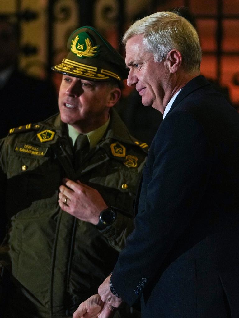 Der chilenische Präsident José Antonio Kast trifft sich mit Polizeibeamten, nachdem er eine neue Sicherheitsagenda und strengere Maßnahmen zur Durchsetzung der Einwanderungsgesetze angekündigt hat.