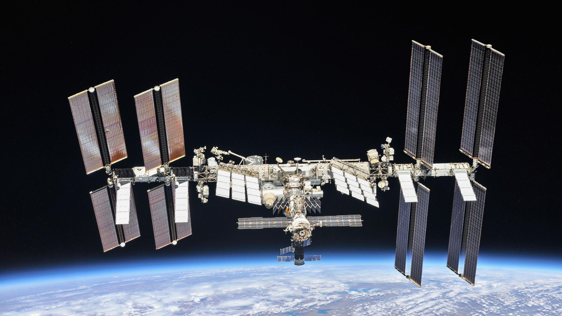 Die Internationale Raumstation ISS, aufgenommen im Oktober 2018 vor dem Dunkel des Alls über dem Blau der Erde