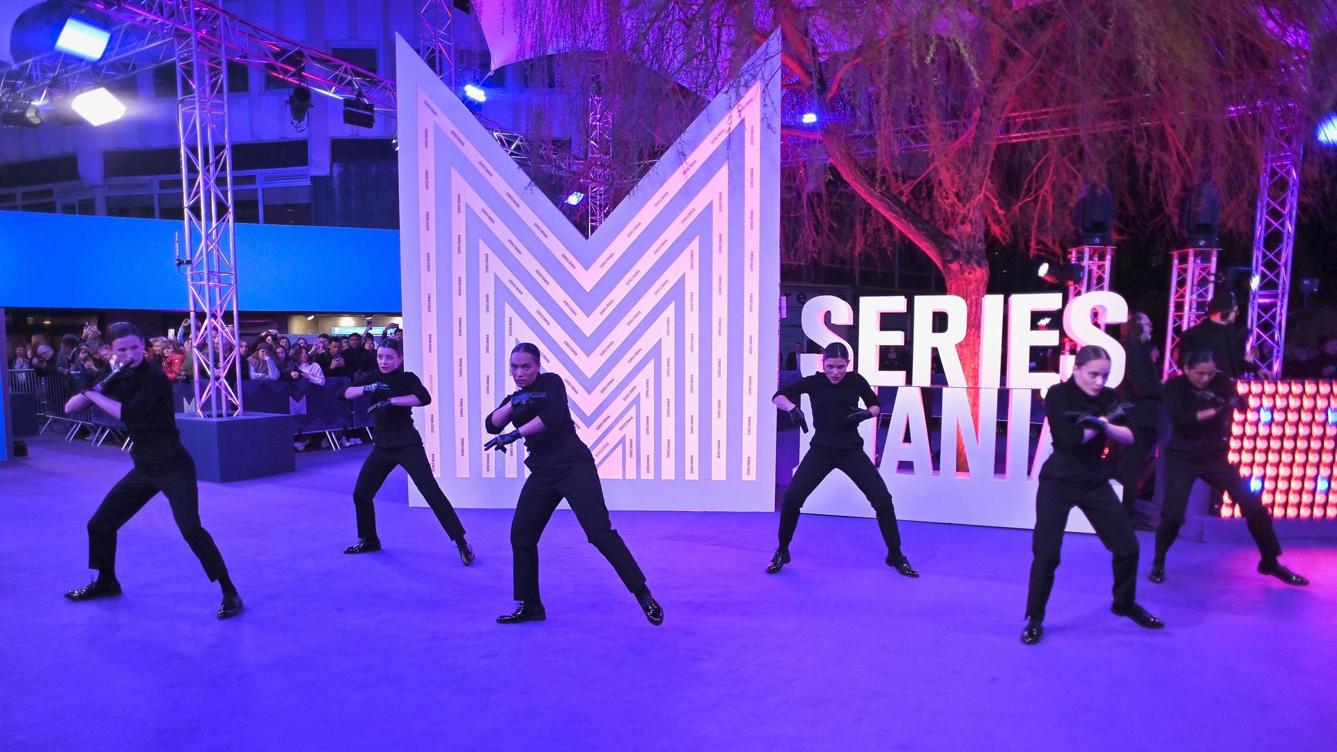 Tänzer performen zum Auftakt des internationalen Serien-Festivals "Séries Mania" in der französischen Stadt Lille vor dem Logo der Veranstaltung. Tänzer performen zum Auftakt des internationalen Serien-Festivals "Séries Mania" in der französischen Stadt Lille vor dem Logo der Veranstaltung.