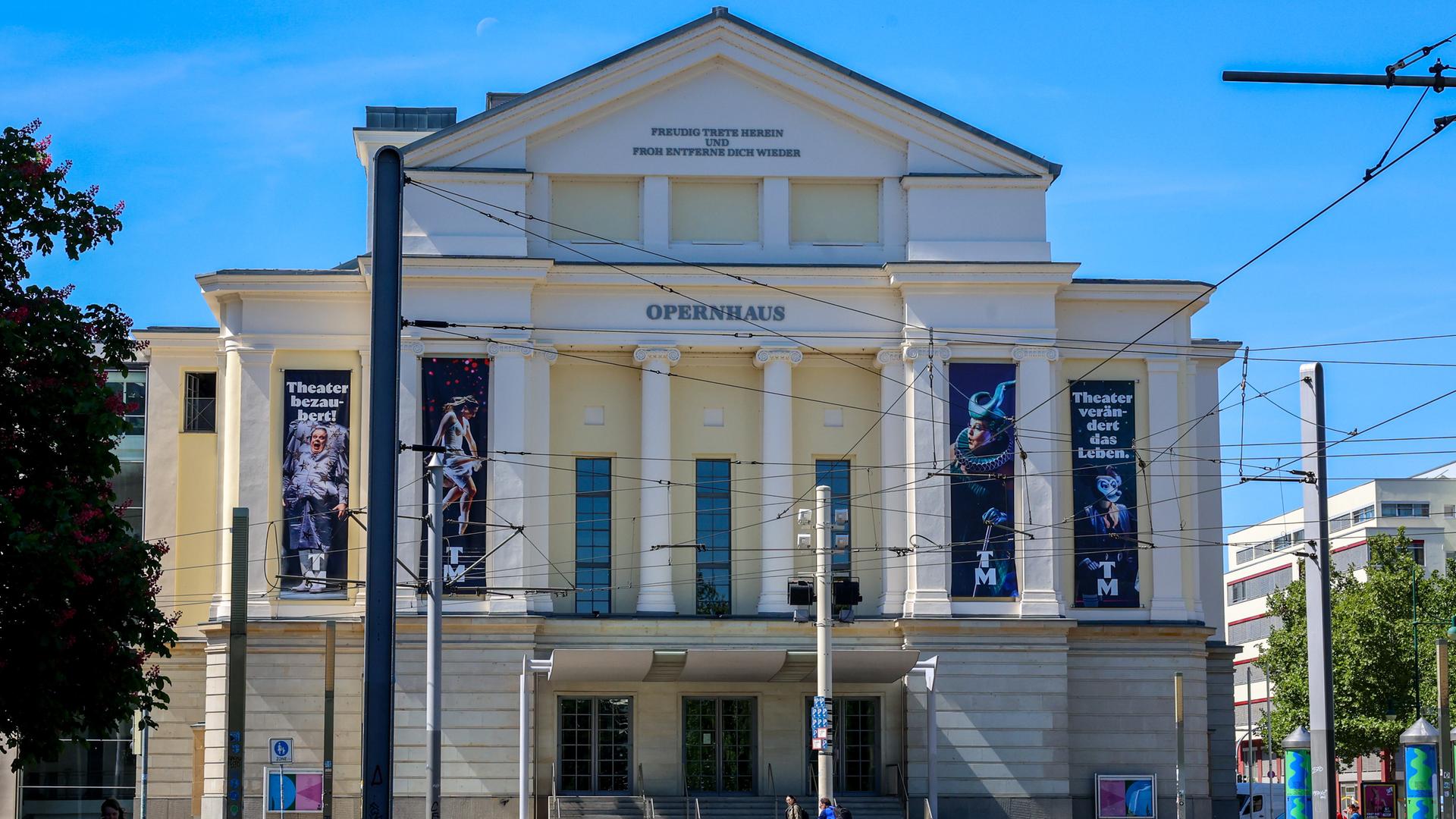 Blick auf das Opernhaus Magdeburg. Ein großer weißer Bau an einem Platz. 