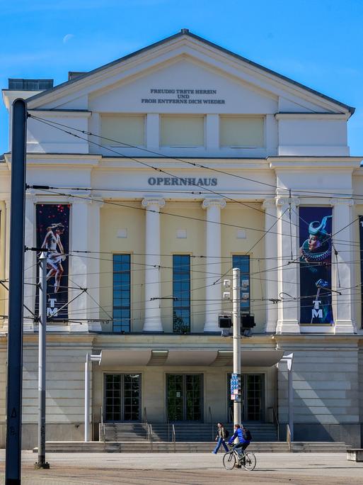 Blick auf das Opernhaus Magdeburg. Ein großer weißer Bau an einem Platz. 