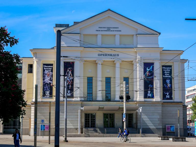 Blick auf das Opernhaus Magdeburg. Ein großer weißer Bau an einem Platz. 