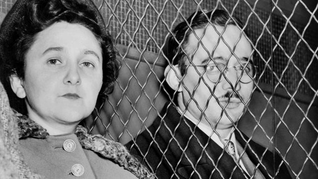 Julius und Ethel Rosenberg sitzen nebeneinander im Gefängnis 1951, sie trennt ein Gitter 