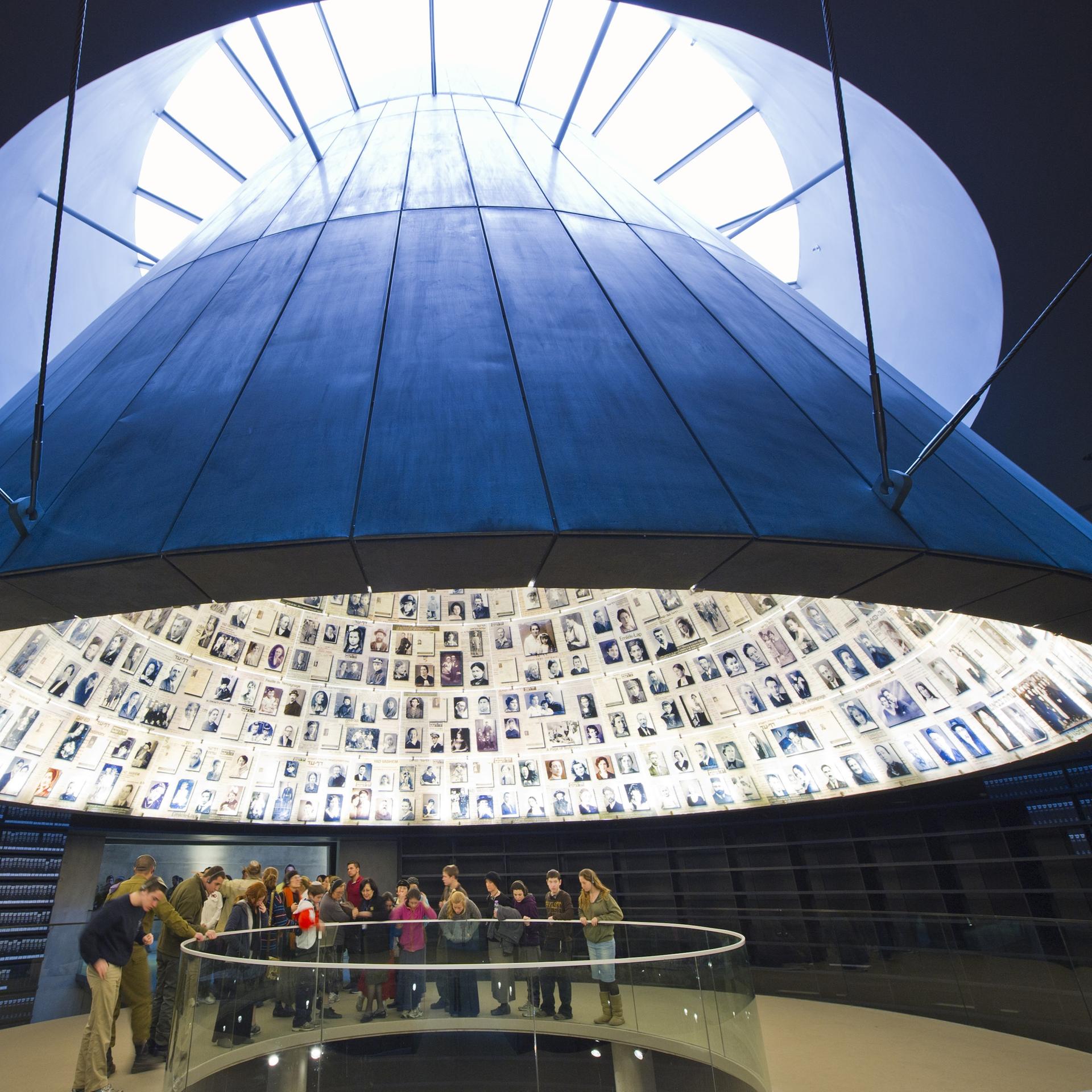 Gestapokartei und Häftlingsbriefe: Demo vor Neusser Auktionshaus