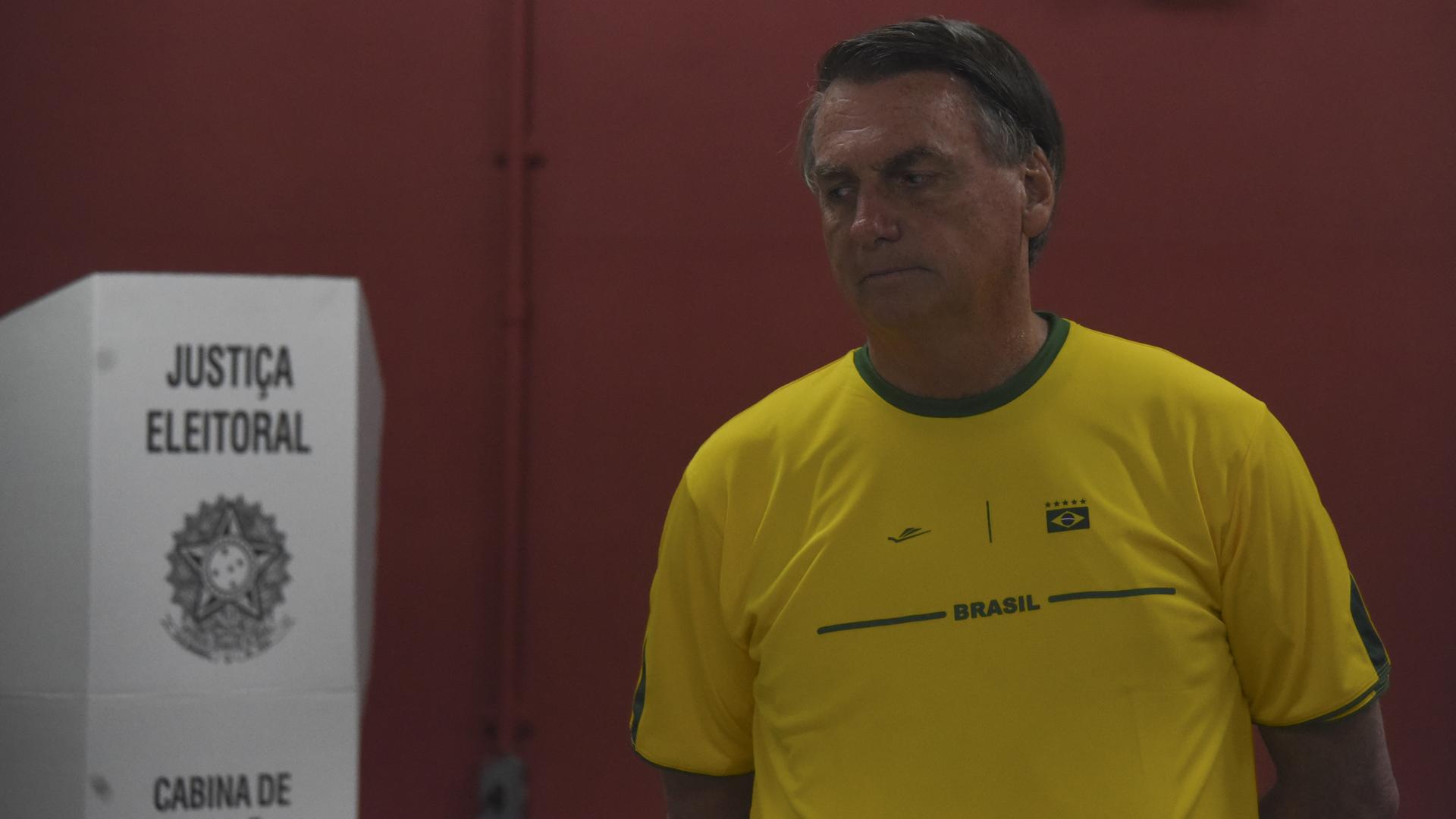 Der amtierende Präsident Brasiliens, Jair Messias Bolsonaro, beim Urnengang in der Rosa da Fonseca Schule in Vila Militar Marechal Hermes, im Norden Rio des Janeiros am 2. Oktober.