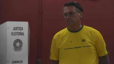 Der amtierende Präsident Brasiliens, Jair Messias Bolsonaro, beim Urnengang in der Rosa da Fonseca Schule in Vila Militar Marechal Hermes, im Norden Rio des Janeiros am 2. Oktober.