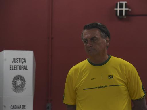 Der amtierende Präsident Brasiliens, Jair Messias Bolsonaro, beim Urnengang in der Rosa da Fonseca Schule in Vila Militar Marechal Hermes, im Norden Rio des Janeiros am 2. Oktober.