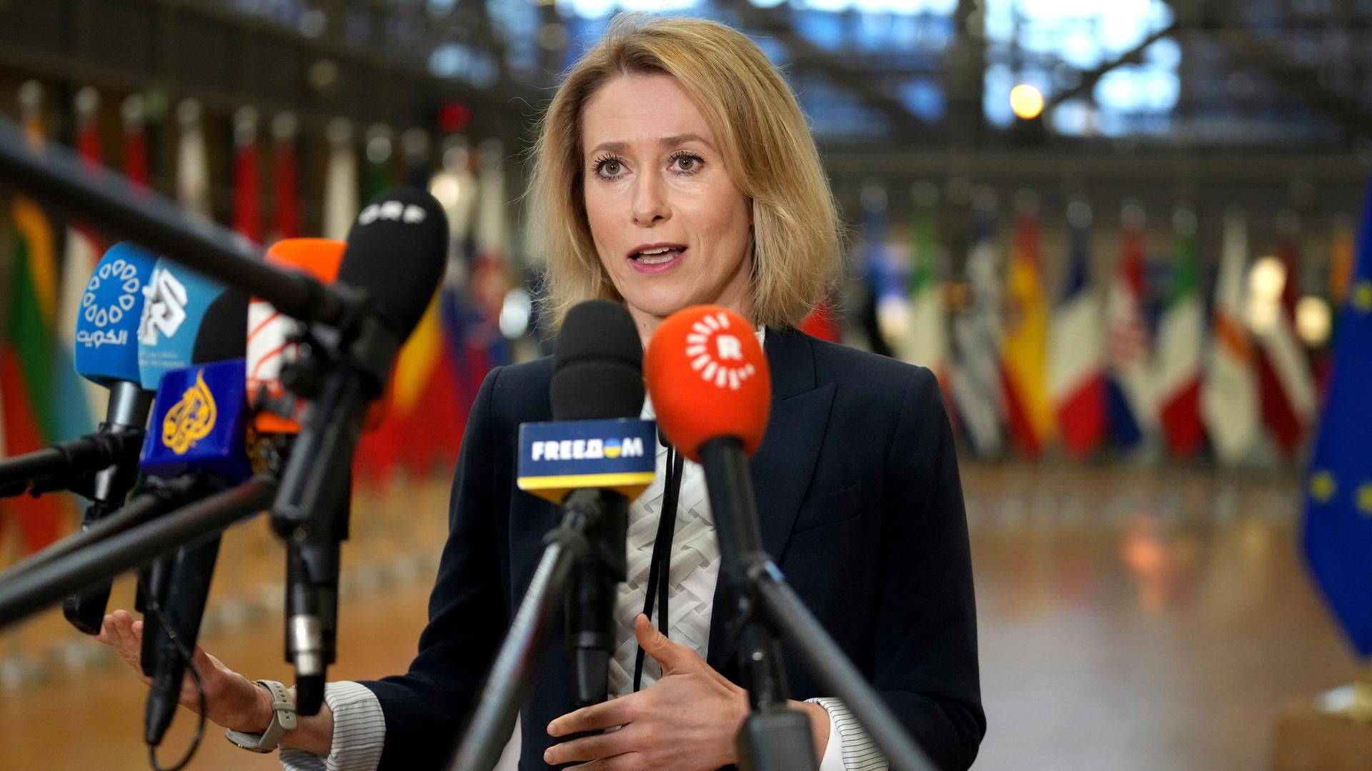 Die Chefin der EU-Außenpolitik, Kaja Kallas, spricht mit Journalisten, als sie zu einem Treffen der EU-Außenminister im Gebäude des Europäischen Rates in Brüssel eintrifft.