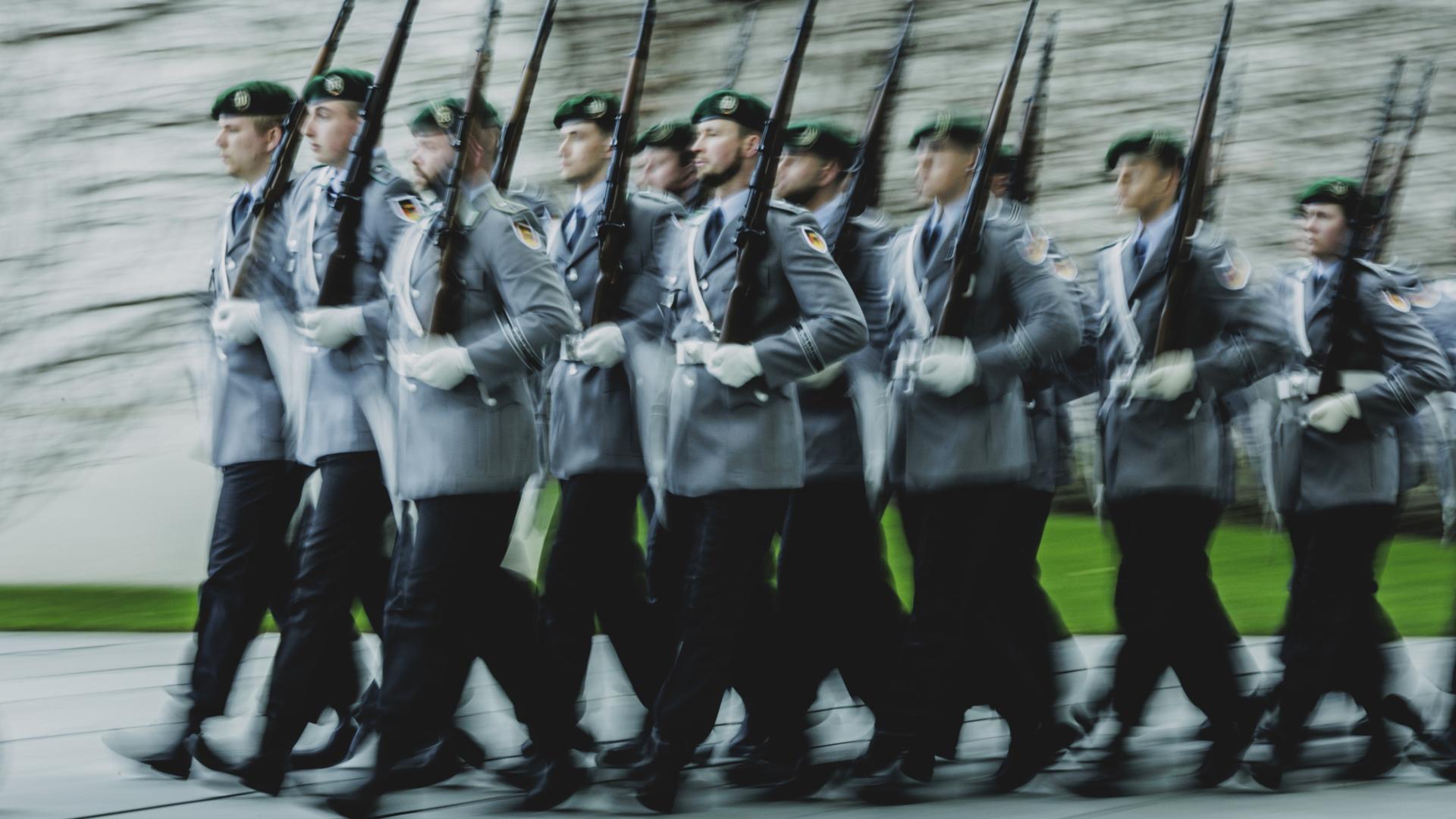Das Wachbataillon des Heeres bei einem Empfang mit militärischen Ehren vor dem Bundeskanzleramt am 12. März 2024