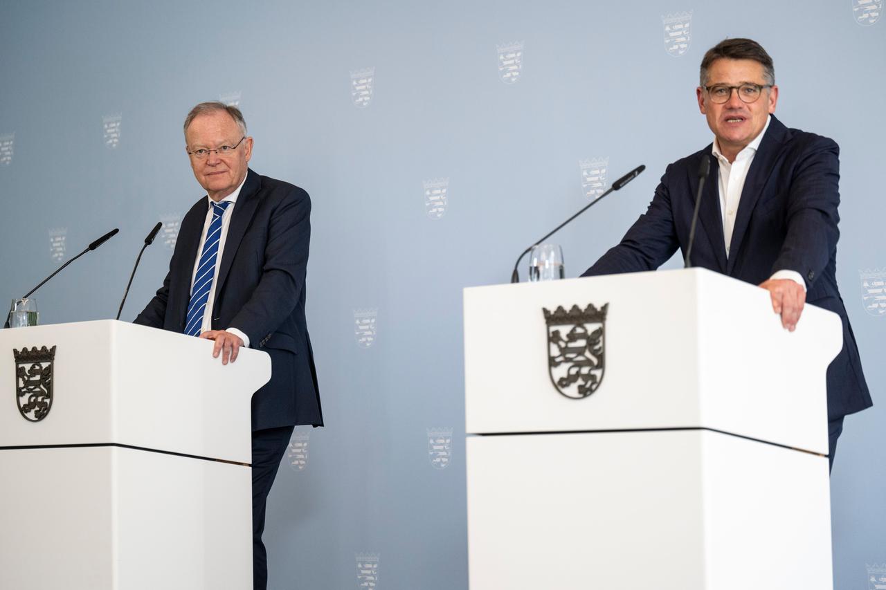 Stephan Weil (SPD), Ministerpräsident von Niedersachsen (links), neben ihm Boris Rhein (CDU), Ministerpräsident von Hessen.