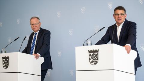 Stephan Weil (SPD), Ministerpräsident von Niedersachsen (links), neben ihm Boris Rhein (CDU), Ministerpräsident von Hessen.