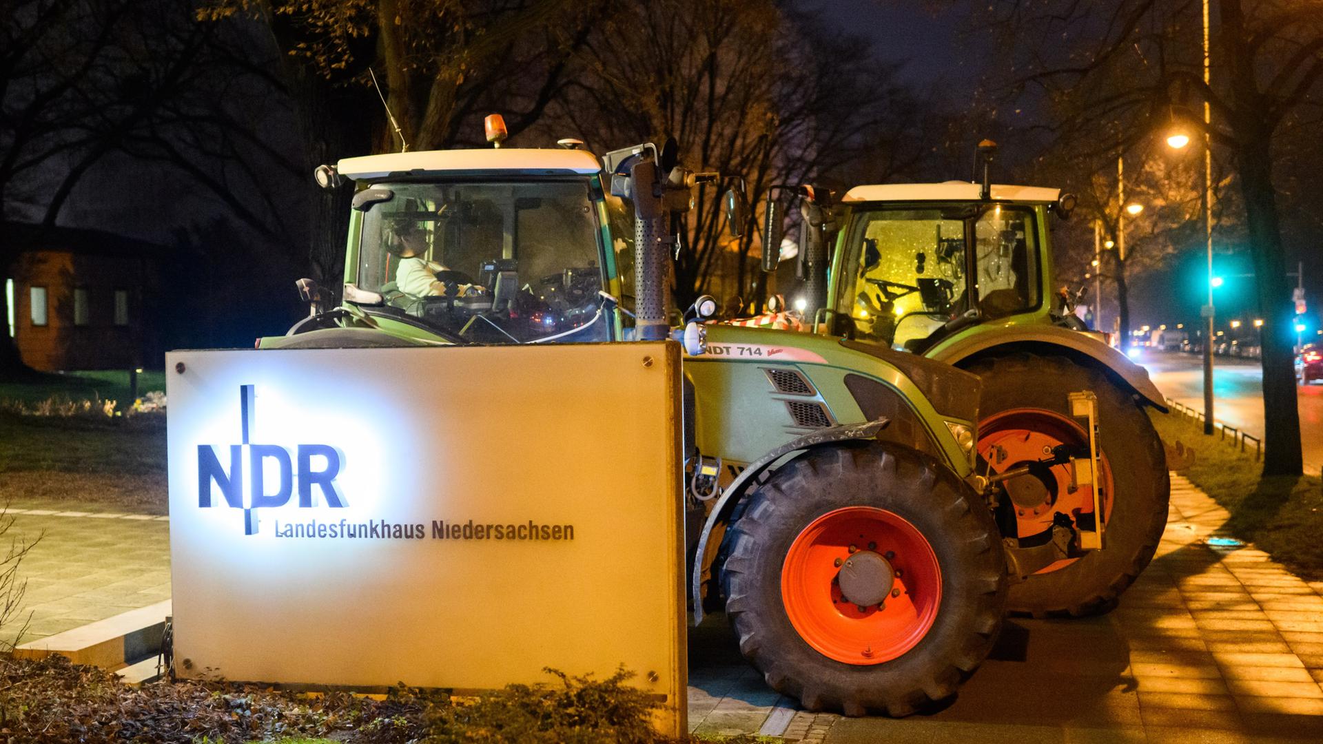 Trecker stehen bei einer Demonstration vor dem Landesfunkhaus Niedersachsen des Norddeutschen Rundfunks NDR. Nach Angaben der Protestanmelder protestieren Landwirte und der Mittelstand vor dem NDR stellvertretend für alle Medien. Es wird die Medienberichterstattung über ähnliche Demonstrationen von Landwirten kritisiert.