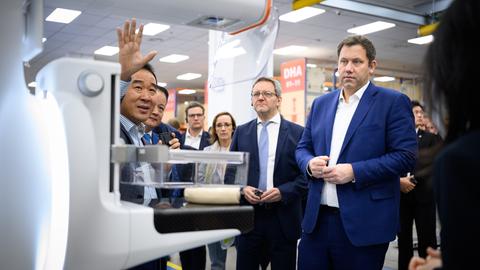 Lars Klingbeil besucht die chinesische Produktionsstätte Siemens Shanghai Medical Equipment Ltd. der deutschen Medizintechnik-Firma Siemens Healthineers.