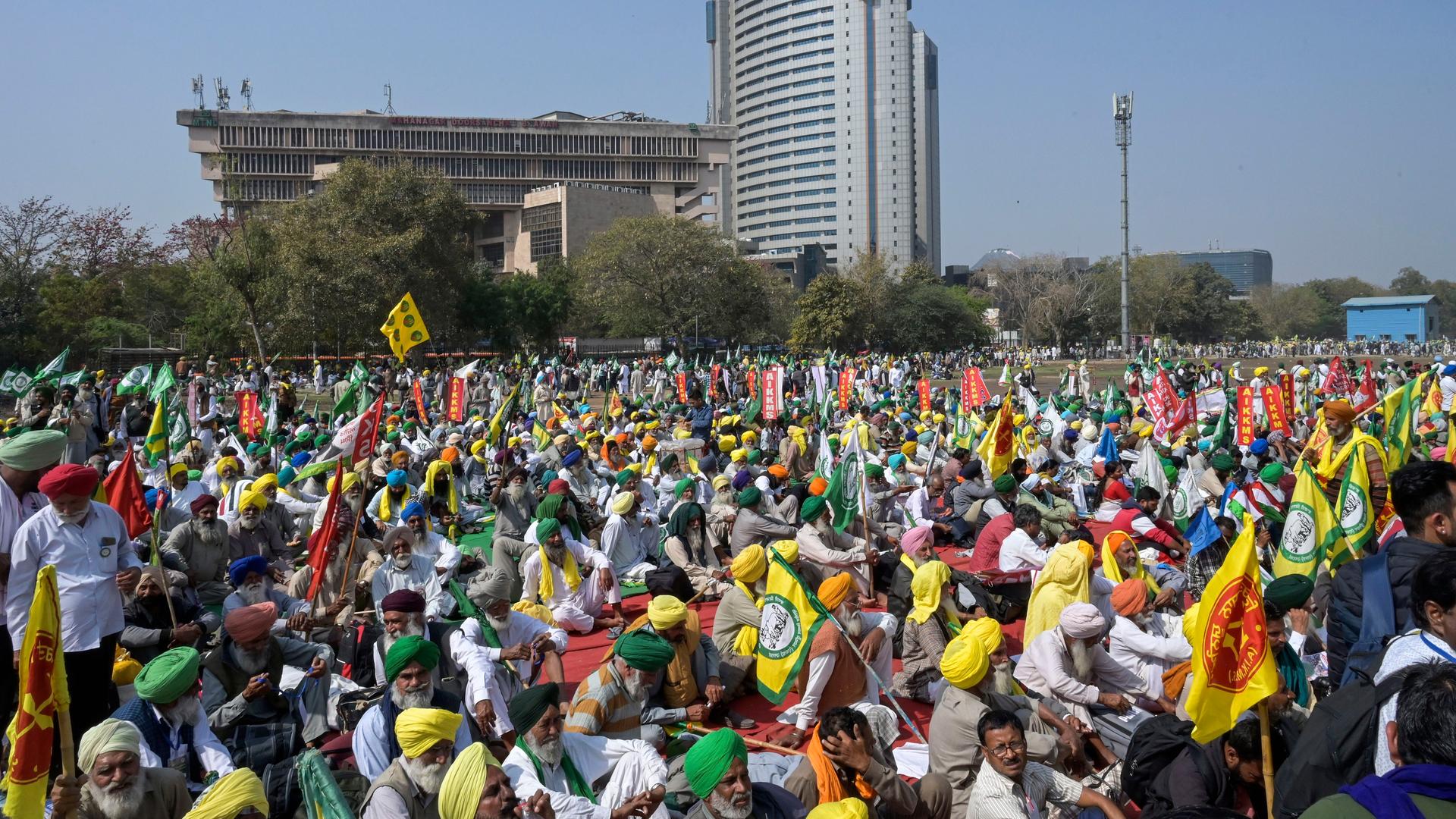 Indien, Neu Delhi: Indische Landwirte, die für garantierte Erntepreise protestieren, versammeln sich auf dem Ramlila-Gelände in Neu-Delhi, Indien. Indien, Neu Delhi: Indische Landwirte, die für garantierte Erntepreise protestieren, versammeln sich auf dem Ramlila-Gelände in Neu-Delhi, Indien.