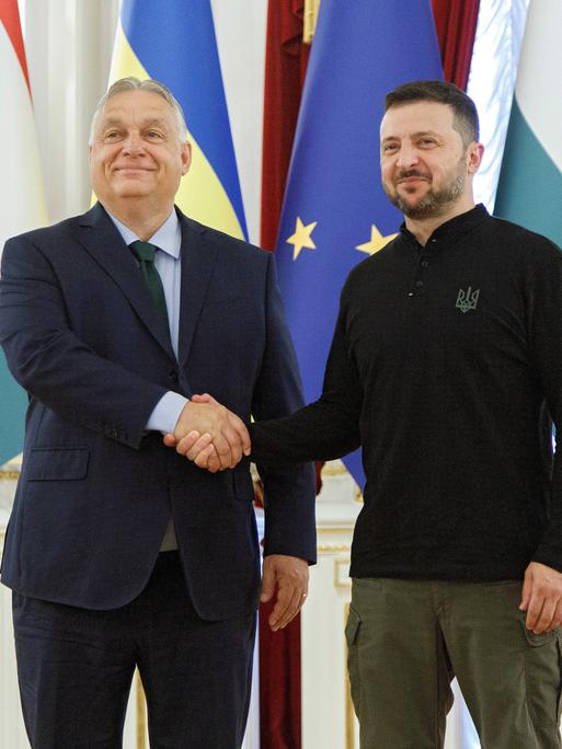 Der ukrainische Präsident Wolodymyr Selenskyj schüttelt die Hand des ungarischen Ministerpräsidenten Viktor Orban in Kiew.  