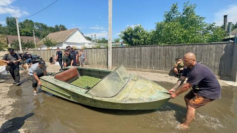 Ukraine, Cherson: Menschen bereiten sich auf die Evakuierung vor, da die ukrainische Stadt nach dem Bruch des Kachowka-Damms in der Region Cherson überflutet ist.