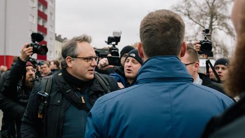 David Janzen steht am 23.11.2019 bei einem NPD-Aufmarsch gegen Journalistinnen in Hannover zwischen Neonazis