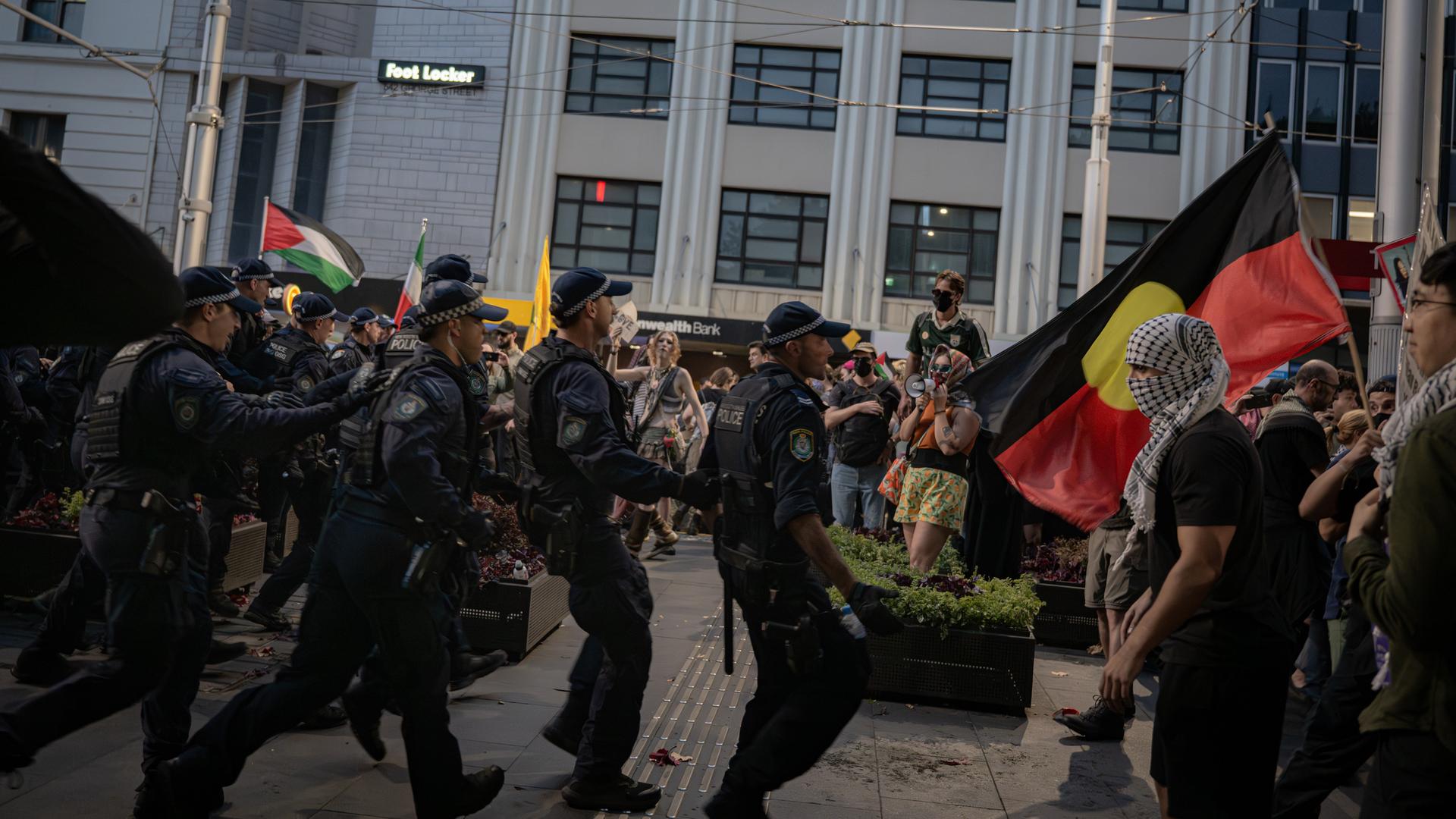 Polizisten während einer Pro-Palästina-Demonstration vor dem Rathaus im australischen Sydney. Die Menschen protestieren gegen den Besuch des israelischen Präsidenten Herzog. 
