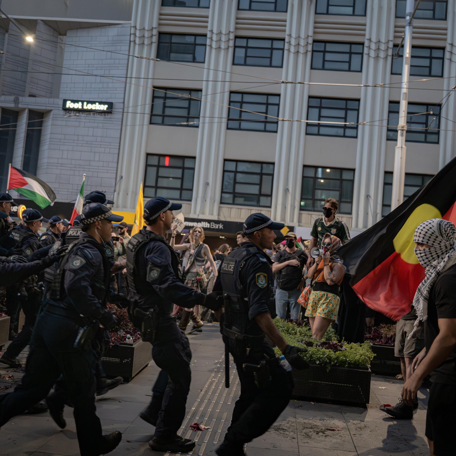 Polizisten während einer Pro-Palästina-Demonstration vor dem Rathaus im australischen Sydney. Die Menschen protestieren gegen den Besuch des israelischen Präsidenten Herzog. 